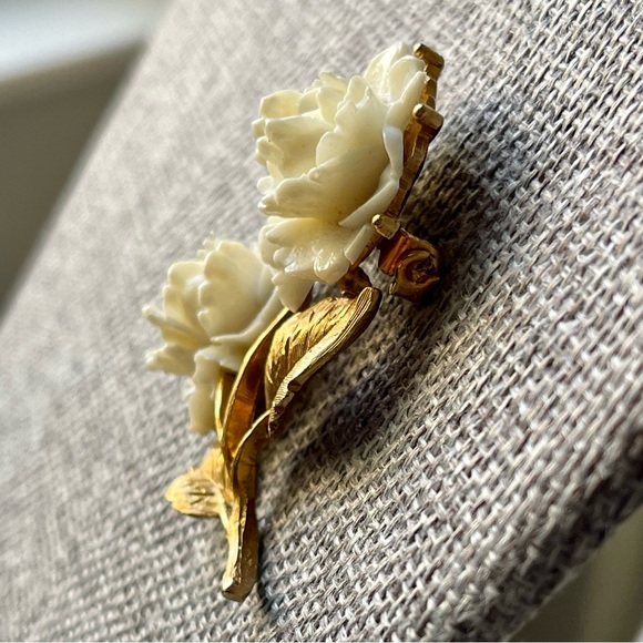 Vintage | White Rose Flower Carved Celluloid Gold Tone Brooch Pin - Picture 8 of 16